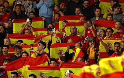 İspanyol taraftarlardan skandal hareket! İşte utanç görüntüleri